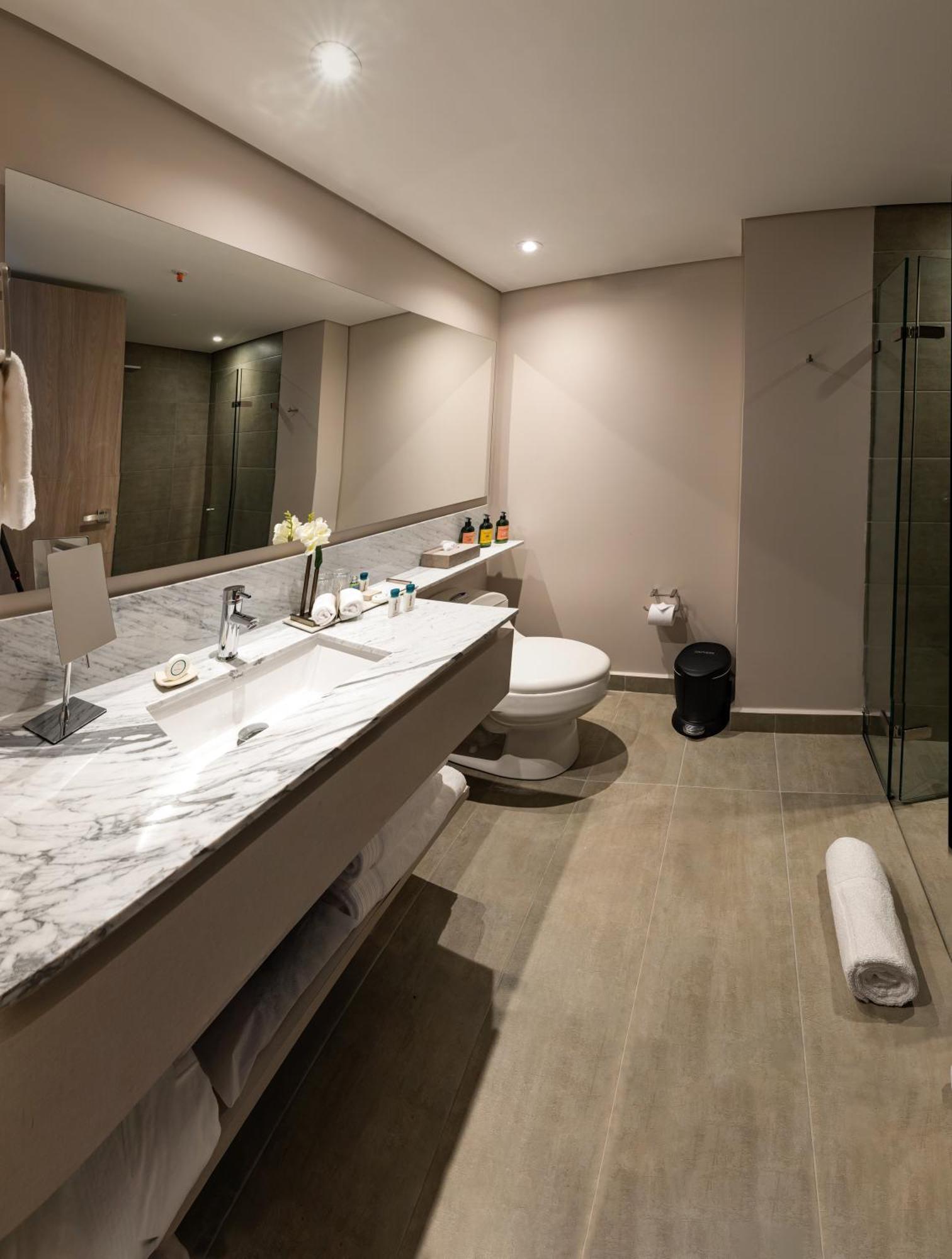 Estudio con 2 camas dobles y zona de cocina