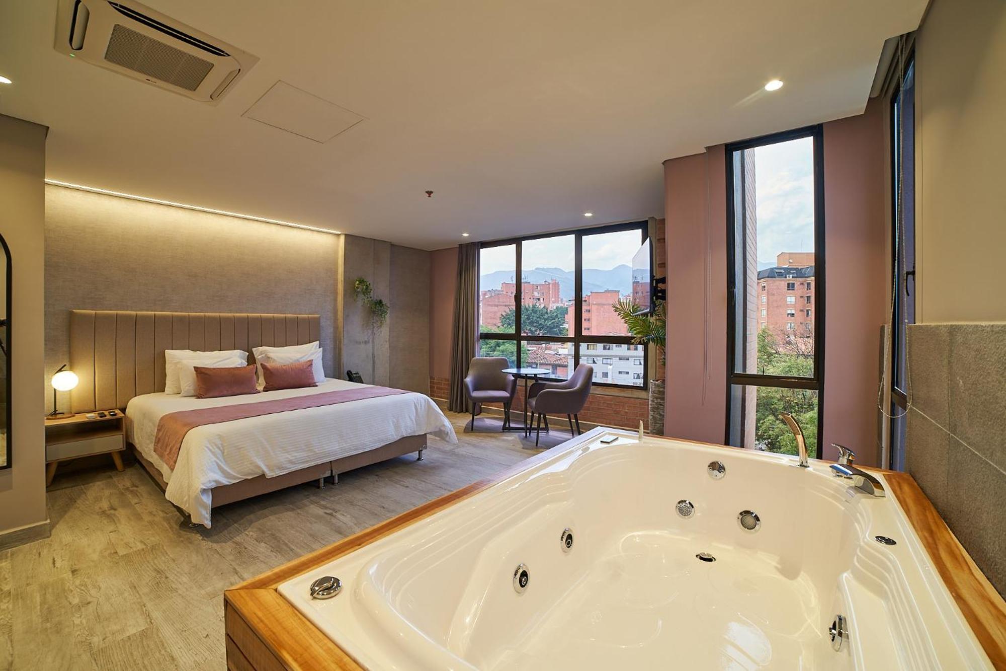Suite Hot Tub,1372571690:JPEG