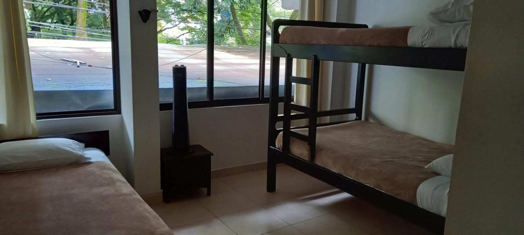 Dreibettzimmer mit Gemeinschaftsbad