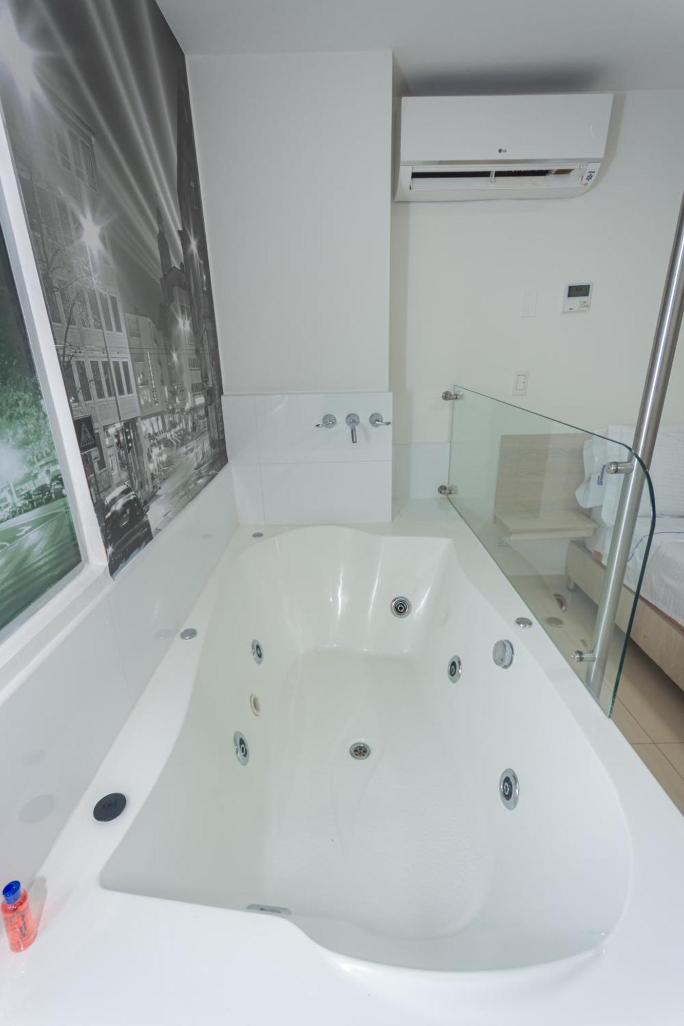 Suite Hot Tub,1717133529:JPEG