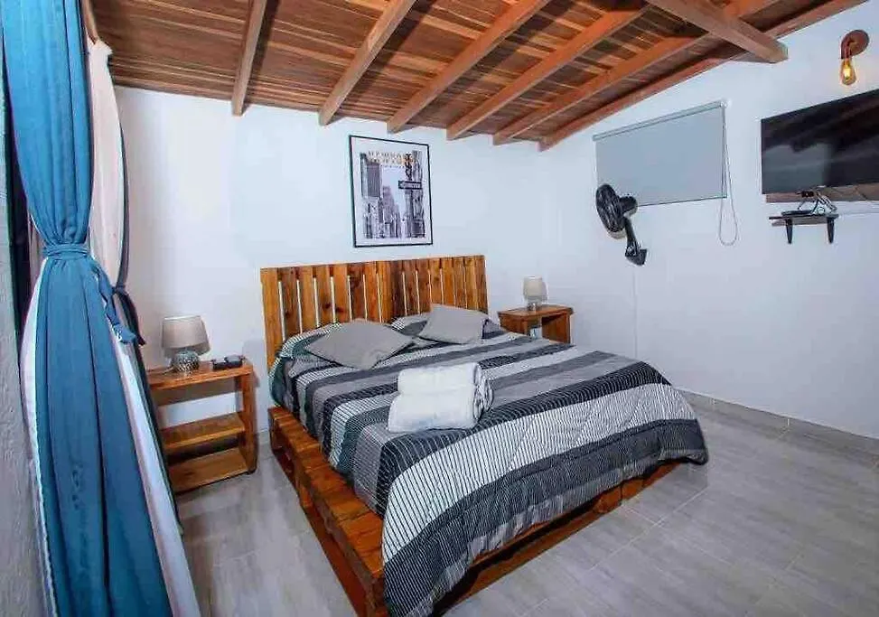 Casa Cerca Al Poblado, Central, Excelentes Medios De Transporte, Moderna Y Acogedora-1