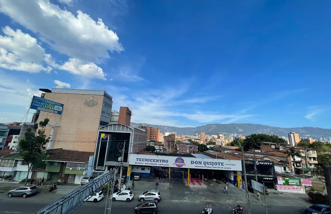 Apartamento Comodo En Laureles, Grande , Centrico , Bien Ubicado Apto303-1