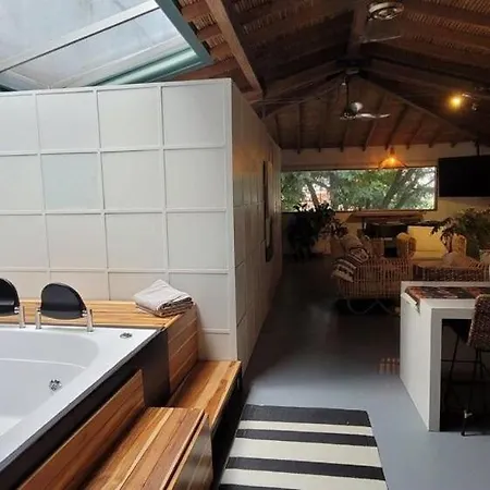 Vintage House With Jacuzzi In Manila-3