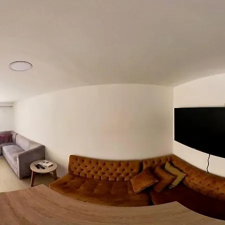 Pretty 3 Bedroom Apartment With Jacuzzi In Boston-2