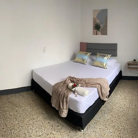 Conoce Medellin Y Hospedate En Una Casa Completa-3