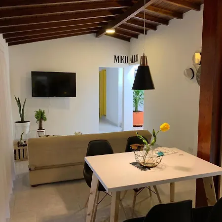 Apartamento Remodelado En El Mejor Lugar Del Centro De Medellin. Home Aris 402-3